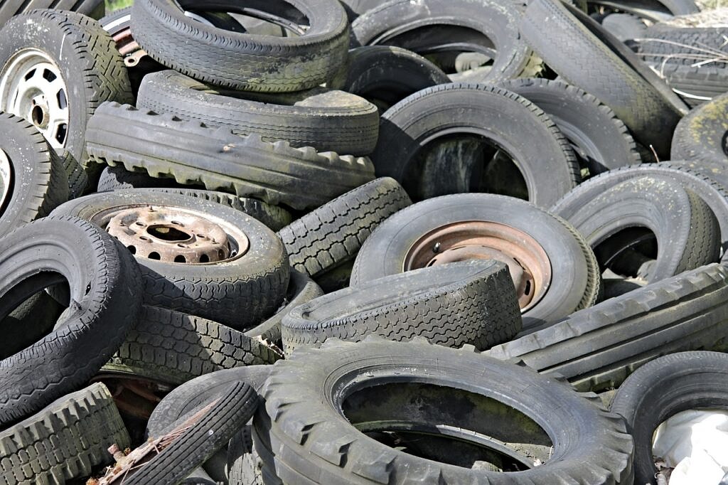 Altreifen die darauf warten recycelt zu werden