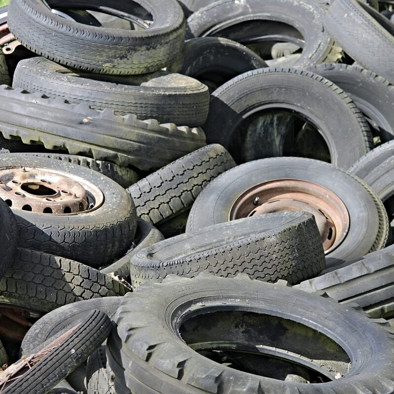 Altreifen die darauf warten recycelt zu werden